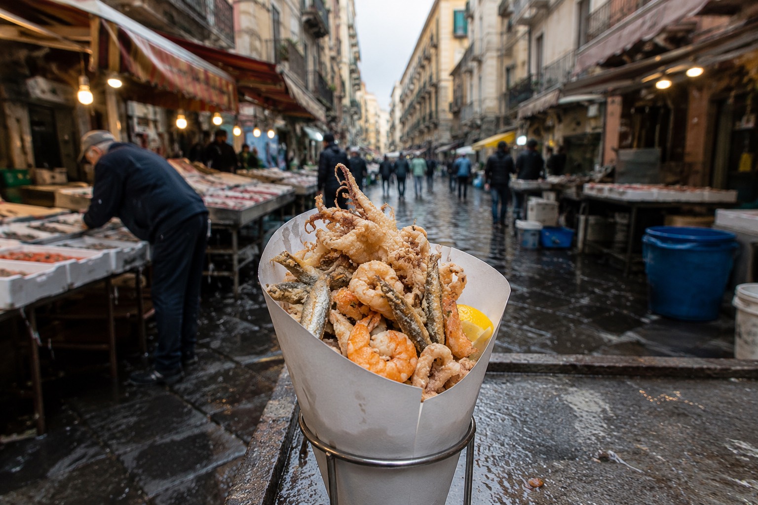 Spitztüte aus Papier mit frittiertem Fisch und Meeresfrüchten auf der Marktstraße an der Pignasecca in Neapel