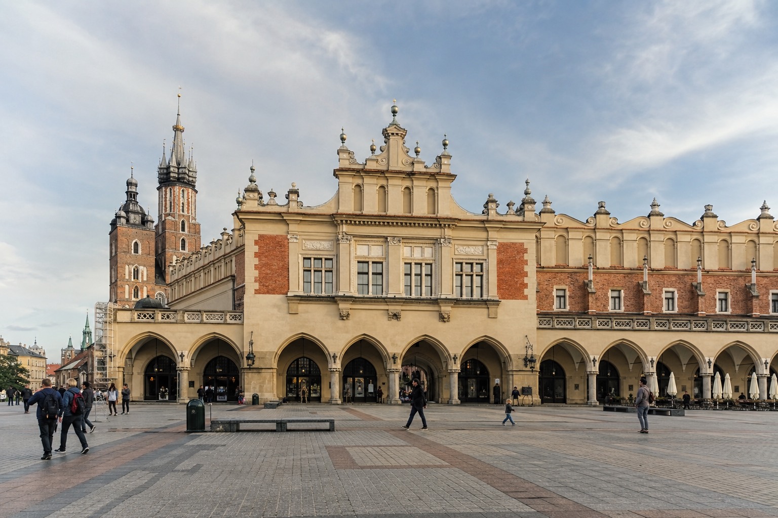 Die Tuchhallen auf dem Rynek Główny in Krakau, im Hintergrund die Türme der Marienkirche